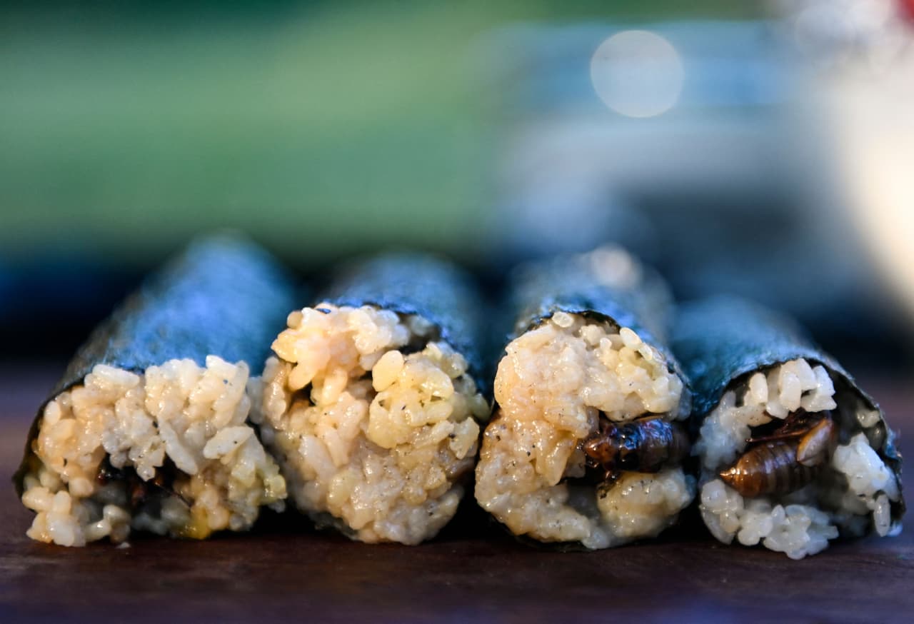 Sin embargo, a pesar del creciente entusiasmo, las cigarras no son exactamente las más buscadas. Pensarías que la singularidad de los insectos una vez cada 17 años podría convertirlos en un nuevo plato de moda. En caso de que eso despierte la curiosidad por probarlos, hay una advertencia importante de la Administración de Drogas y Alimentos.