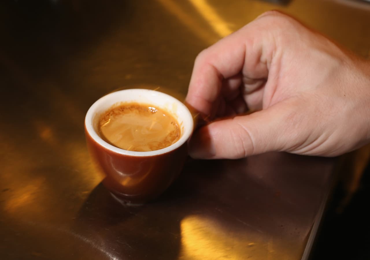 <b>Optimiza las funciones del hígado. </b>También se ha determinado que beber dos tazas de café al día 
<a href="http://www.southampton.ac.uk/news/2016/02/coffee-liver.page">reduce en 44%</a> las probabilidades de padecer cirrosis.