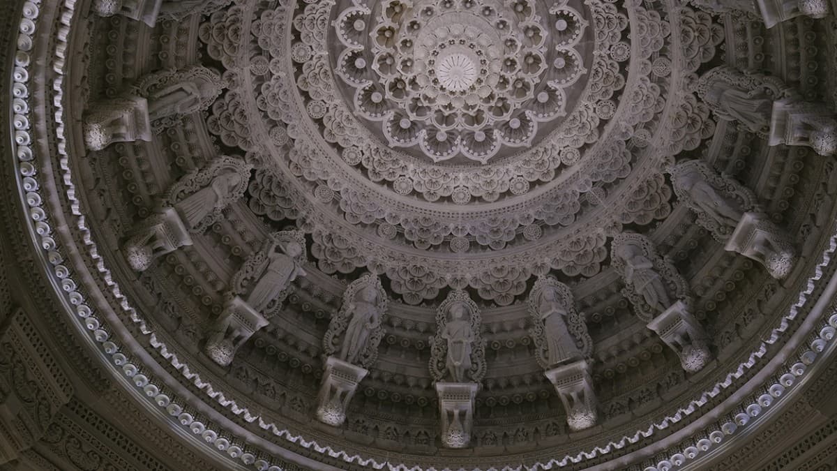 El templo de Robbinsville es uno de los muchos construidos por "Bochasanwasi Shri Akshar Purushottam Swaminarayan Sanstha (BAPS)", una organización cívica y religiosa mundial. 
<b>Está ubicado en un terreno de 126 acres</b>.