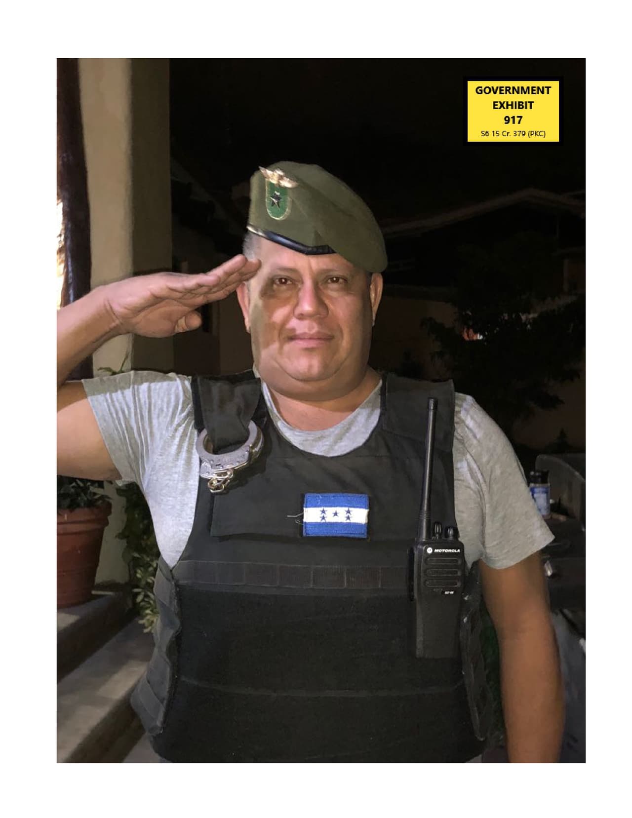 El presunto narcotraficante hondureño Geovanny Fuentes Ramírez enfrenta juicio en Nueva York. En la foto aparece con chaleco antibalas y boina militar, a pesar de no ser miembro de las fuerzas de seguridad hondureñas. Los fiscales afirman que la foto demuestra que 
<b>Fuentes gozaba de "importantes conexiones con militares</b> y agentes de la ley hondureños" que utilizaba para proteger sus actividades de narcotráfico.