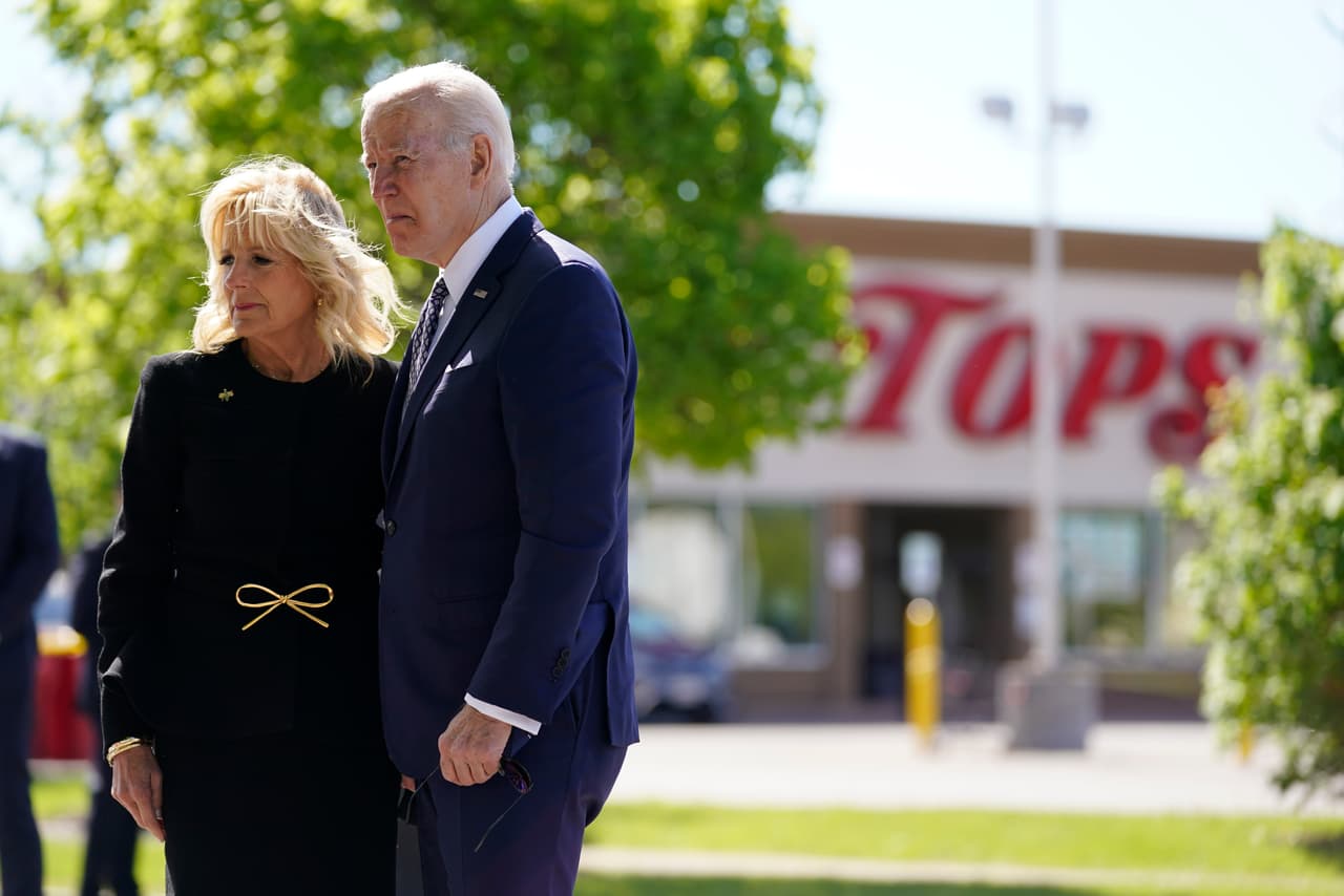 La Casa Blanca señaló que la pareja presidencial acudió este martes a Buffalo para acompañar en su duelo a "una comunidad que perdió 10 vidas en 
<a href="https://www.univision.com/noticias/tiroteos/autor-tiroteo-buffalo-planificacion-mensajes-foros-digitales">un tiroteo masivo sin sentido</a>" .