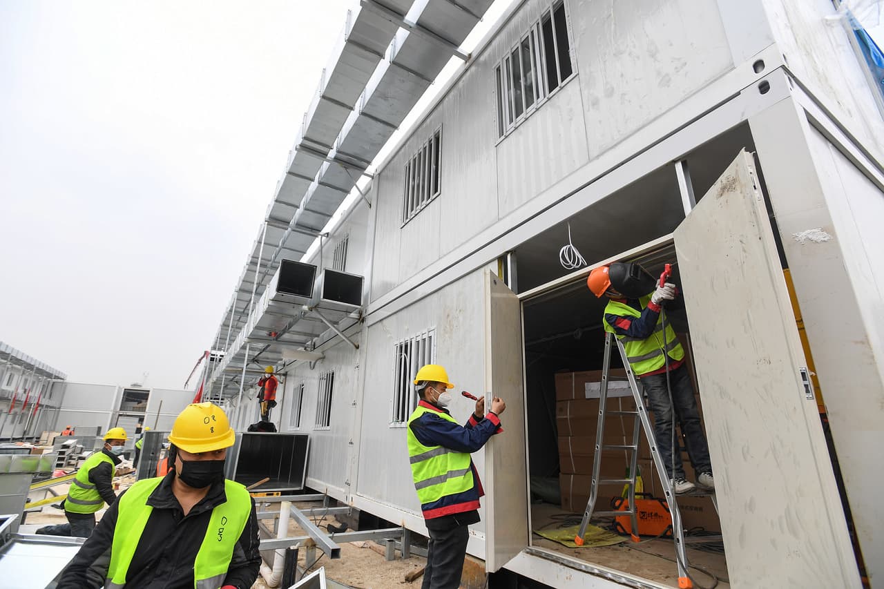 El nuevo total de 361 muertes y 2,829 casos nuevos en las últimas 24 horas elevaron la cuenta en China a 17,205 afectados. Otros países continúan evacuando a centenares de sus ciudadanos del epicentro del brote e imponiendo restricciones de viaje.