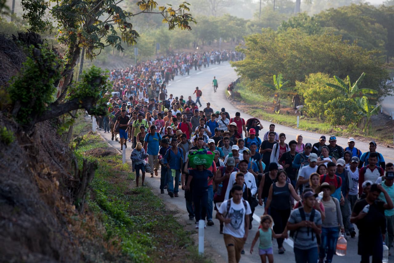 Así luce la enorme caravana de migrantes centroamericanos que marcha por una carretera en Escuintla, Chiapas.
<b> Molestos y cansados</b>, los migrantes avanzan lentamente por el agotamiento de muchos de los niños. 
<b><a href="https://www.univision.com/noticias/inmigracion/se-acabo-la-solidaridad-con-los-migrantes-el-discurso-xenofobo-se-impone-entre-los-mexicanos">Puedes leer la historia completa aquí. </a></b>