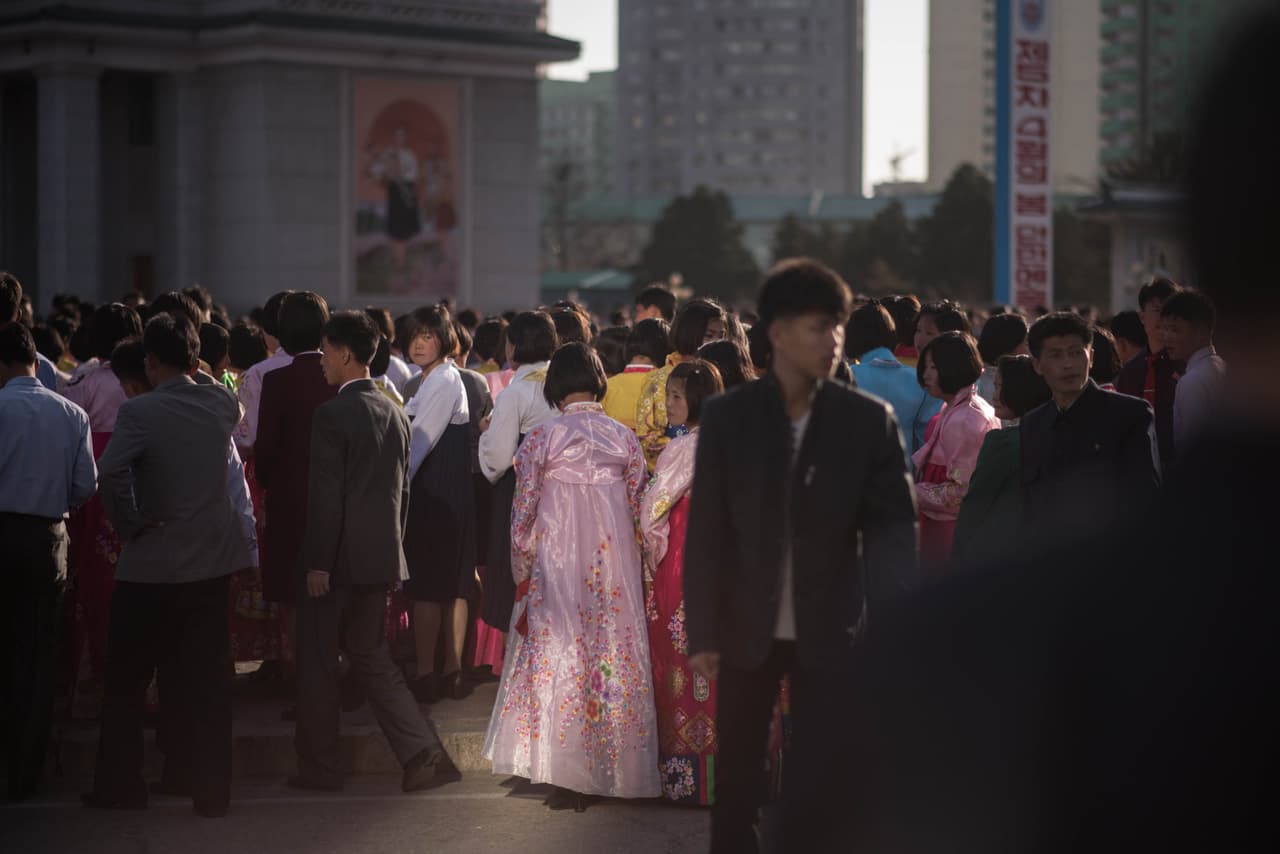 Mujeres con sus vestidos tradicionales ensayan para el acto conmemorativo del 105 aniversario de Kim Il-sung, padre fundador de Corea del Norte y abuelo del gobernante actual, en el centro de Pyongyang. 12 de abril de 2017.