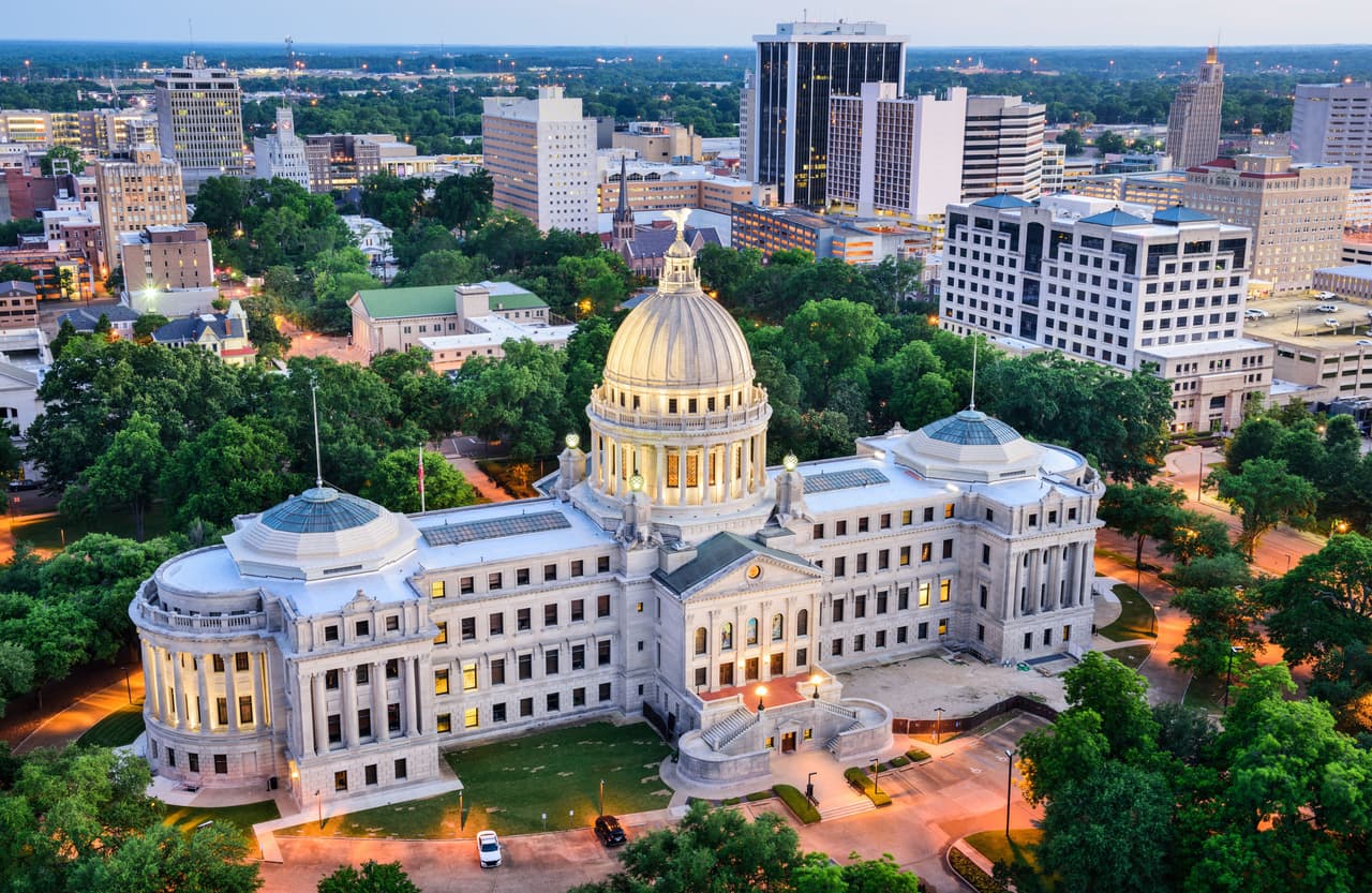 <b>Puesto 17. Mississippi</b>
<br>
<br>Denuncias por robo de identidad: 371 por cada 100,000 habitantes (total: 11,048 denuncias).
<br>
<br>Pérdida de dinero promedio para todos los tipos de fraude: 213 dólares. 
<br>
<br>Usos más comunes del robo de identidad: otras estafas de identidad (40%) y fraude con tarjetas de crédito (32%).
<br>
<br>En la mayoría de los casos la persona que denunció el fraude no perdió dinero. Aún así, 750,000 estadounidenses (poco más de un tercio de los casos) fueron defraudados con algo de dinero. 
<br>