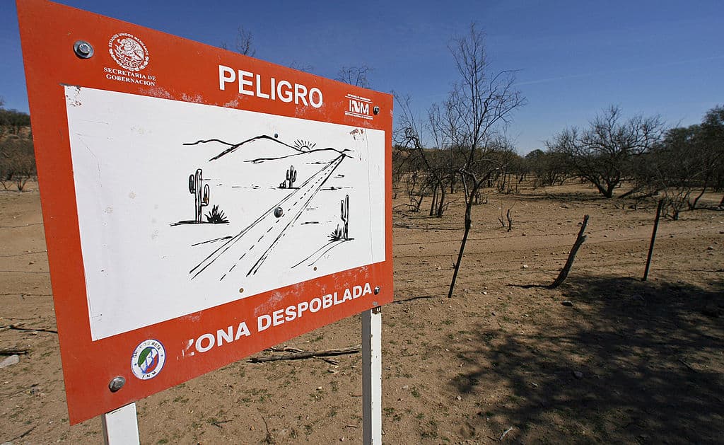 El lugar más caliente de la Tierra es el desierto de Sonora, México. En 2021, la Organización Meteorológica Mundial registró temperaturas de 
<b>177.4 grados Fahrenheit (80.8 grados Celsius)</b>, convirtiendo a este punto
<b>en el lugar más cálido de todo el planeta</b>. La NASA han observado que México es el país que más rápido se ha calentado en el mundo como consecuencia de la crisis climática.