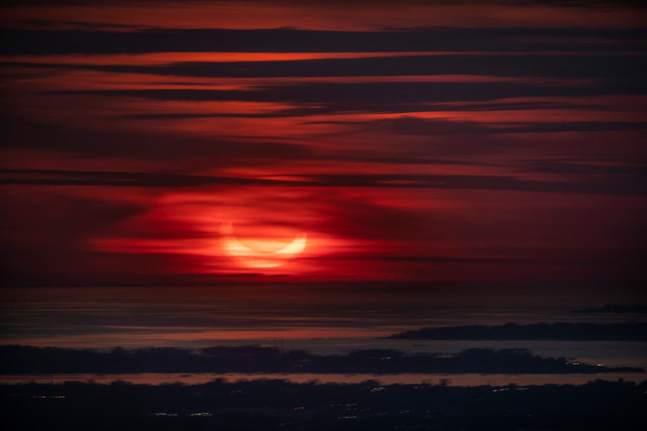 <h2 class="cms-H2-H2">3. El 14 de octubre habrá un eclipse solar anular </h2>
<br>
<br>Este año habrá un eclipse solar anular, también llamado parcial, que será visible en la mayor parte de Estados Unidos, en la península de Yucatán en México, Belice, Honduras, Nicaragua, Costa Rica, Panamá, Colombia y el oeste de Brasil. El próximo fenómeno similar ocurrirá el 8 de abril de 2024, de acuerdo con la NASA. 
<br>