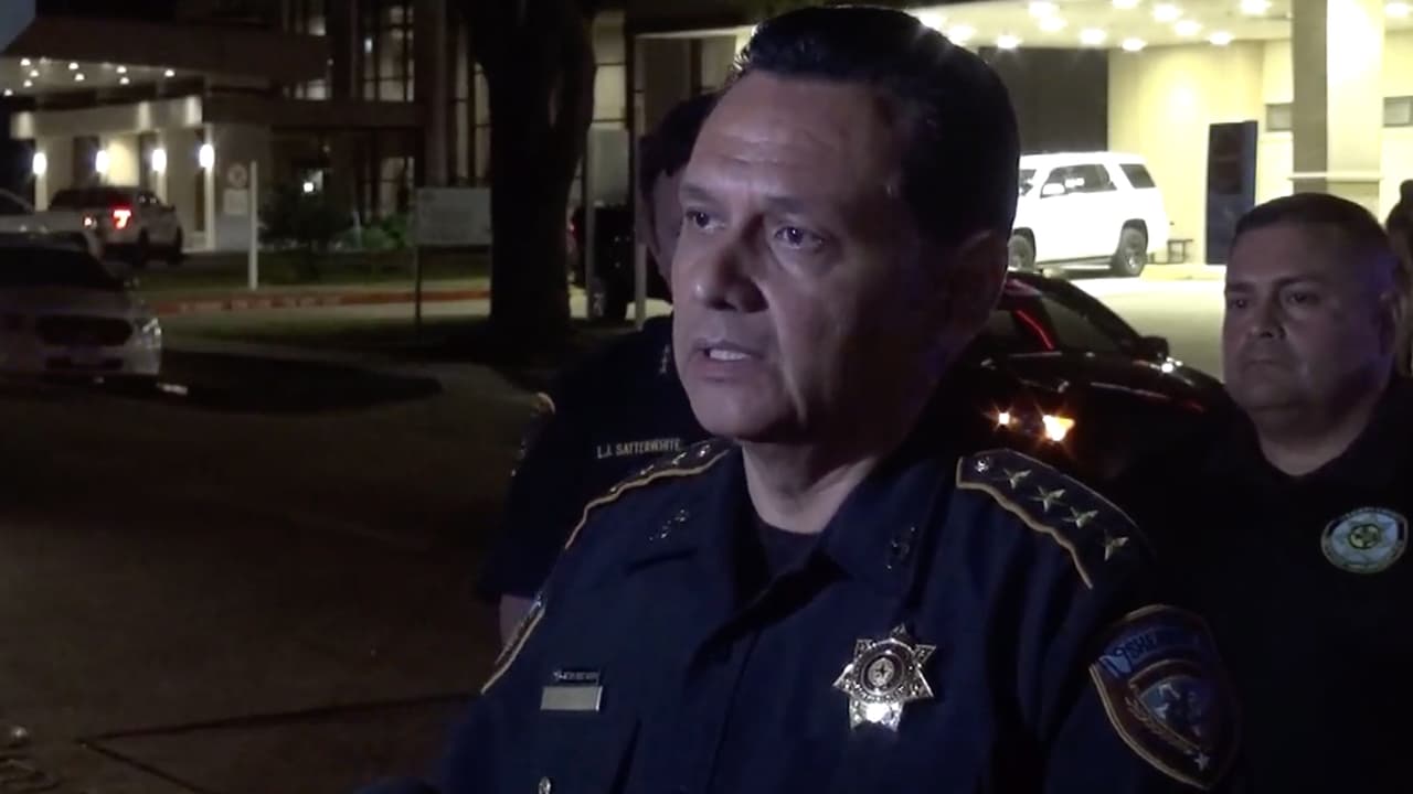 "Es realmente un héroe porque mientras esto iba desarrollándose, tenía en su mente que tenía que proteger a su esposa, 
<b>le dijo que corriera, que se alejara del peligro</b>”, indicó el sheriff González.
