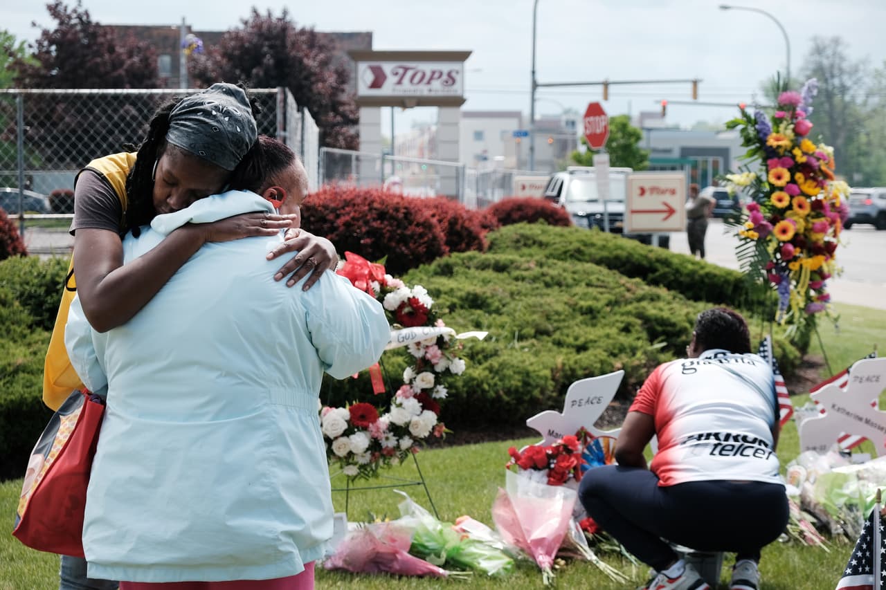 Un memorial cerca de la tienda Tops de Buffalo, Nueva York, donde se produjo la matanza el 20 de mayo de 2022.