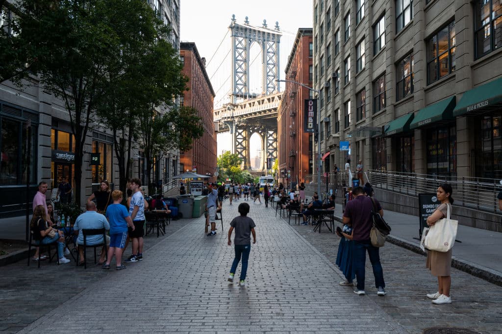 <h2 class="cms-H2-H2">3. Estados Unidos</h2>
<br>
<br>La población de Estados Unidos ronda ahora los 333 millones de habitantes, según datos de la Oficina del 
<a href="https://www.univision.com/noticias/politica/censo-2020-primeros-datos-del-censo-de-poblacion-de-eeuu-2021">Censo de Estados Unidos</a>. La tasa de crecimiento de la población en 2021 fue de solo el 0.1%, la más baja desde la fundación del país. "De cara al futuro, vamos a tener un crecimiento más lento; la pregunta es: ¿cómo de lento?", dijo William Frey, demógrafo de la Brookings Institution, citado por la AP. "El verdadero comodín para Estados Unidos y muchos otros países desarrollados es la inmigración".