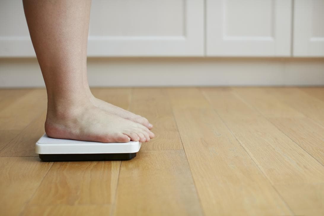 <a href="https://www.wcrf.org/dietandcancer/recommendations/be-healthy-weight">Mantén un peso saludable</a> y evita el aumento de peso a lo largo de la vida adulta. Cuando se trata del peso, lo de menos es la estética: 
<b>la obesidad está vinculada con 12 tipos de cáncer</b>. El 80% de las personas que viven en EEUU son 'obesos ocultos', lo que quiere decir que el tamaño de su barriga podría ser un riesgo para su salud.