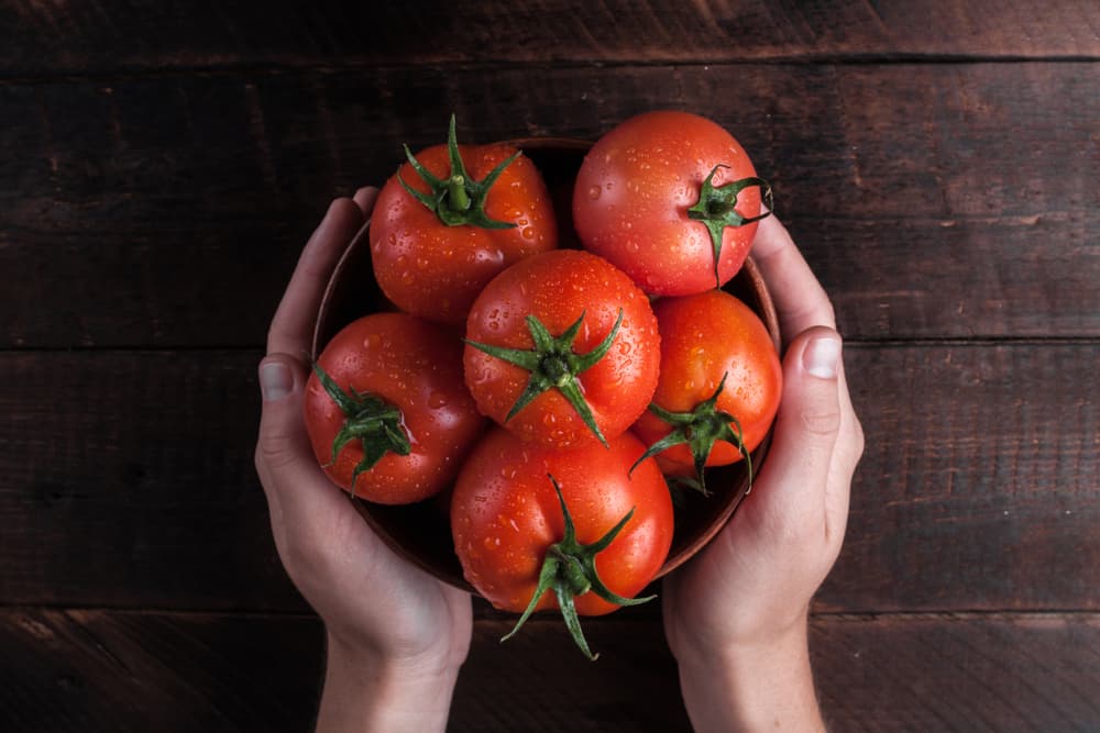 Entre sus múltiples beneficios, el tomate aumenta nuestra resistencia a infecciones, pues refuerza el sistema inmunológico. Combate el estreñimiento, mejora nuestra visión, ayuda a bajar el colesterol y tiene propiedades diuréticas que contribuyen a bajar la presión arterial y la gota.