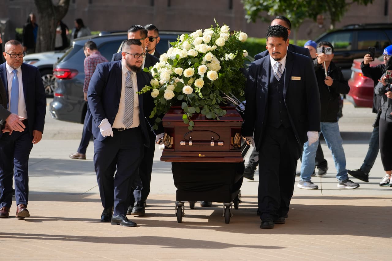 La ceremonia concluyó con ocho portadores del féretro llevando su ataúd, cubierto con rosas blancas, hacia la carroza fúnebre que esperaba afuera de la catedral.