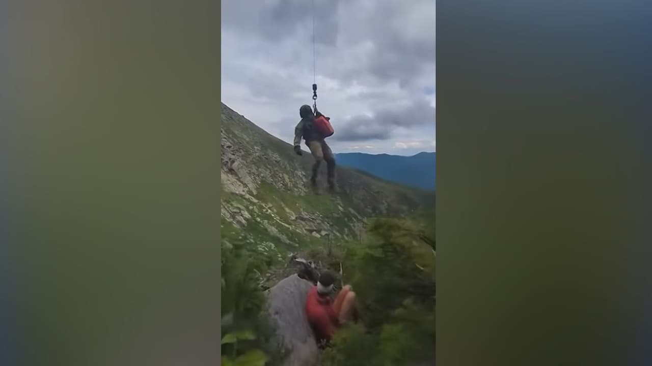 El momento en que rescatan en helicóptero a un escalador gravemente herido en el Monte Washington