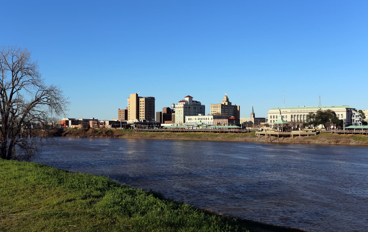<h3 class="cms-H3-H3">2. Monroe, Louisiana</h3>
<br>
<br>De las cinco áreas metropolitanas que Louisiana tiene entre las 50 más violentas del país, Monroe es la más peligrosa luego de notificar 
<b>ma´s de 2,600 delitos de alto impacto, lo que representa 1,039 por cada 100,000 habitantes</b>. La policía local atribuye este contexto a la pandemia del 
<a href="https://www.univision.com/temas/coronavirus">covid-19 </a>y al incremento de actividades relacionadas con las drogas y el uso de armas de fuego. 
<br>