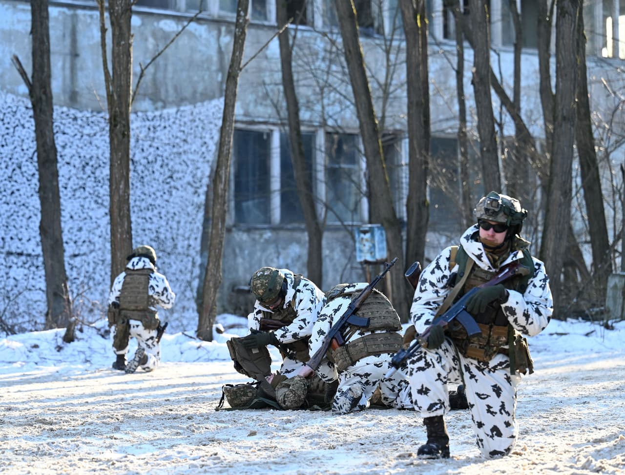 Ejercicios militares ucranianos junto a la planta de Chernobyl el 4 de febrero de 2022. En ese momento más de 100,000 soldados rusos estaban apostados muy cerca de la frontera pero aún no había certeza de que Rusia llevaría adelante una invasión.