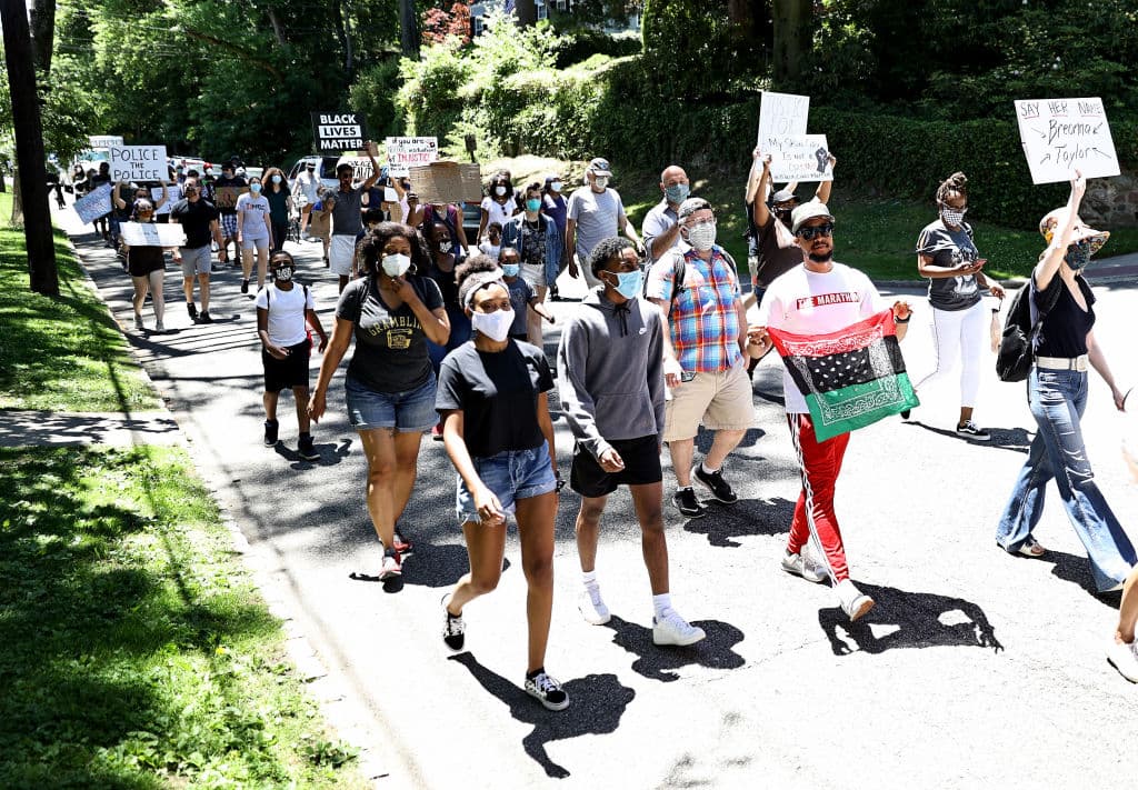 Manifestantes en Maplewood, en West Orange, Nueva Jersey. La historia de la violencia policial contra los afroestadounidenses es larga. Si eres negro en EEUU tienes casi tres veces más posibilidades de que un policía te mate que si eres blanco, aunque estés desarmado, según datos recopilados por 
<i><a href="https://mappingpoliceviolence.org/" target="_blank">Mapping Police Violence</a>.</i>