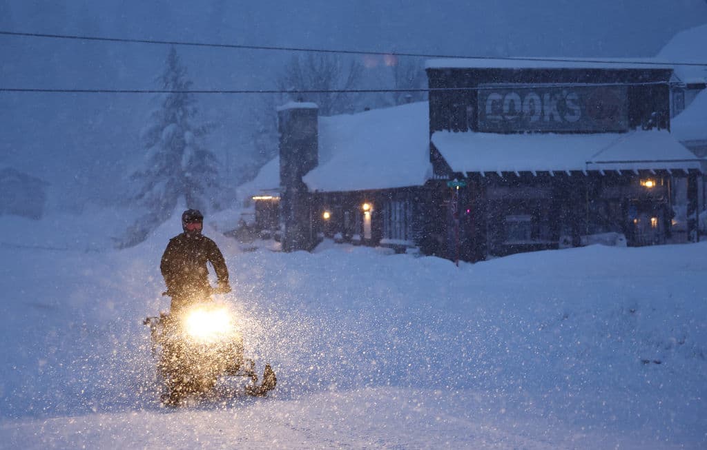 El complejo turístico Sierra at Tahoe advirtió en su sitio web que todavía no están fuera de peligro, mientras que Palisades Tahoe, el mayor resort del extremo norte del lago Tahoe y sede de los Juegos Olímpicos de Invierno de 1960, planeaba reabrir el domingo por la mañana después de haber cerrado todas las telesillas el sábado debido a la nieve, el viento y la poca visibilidad.