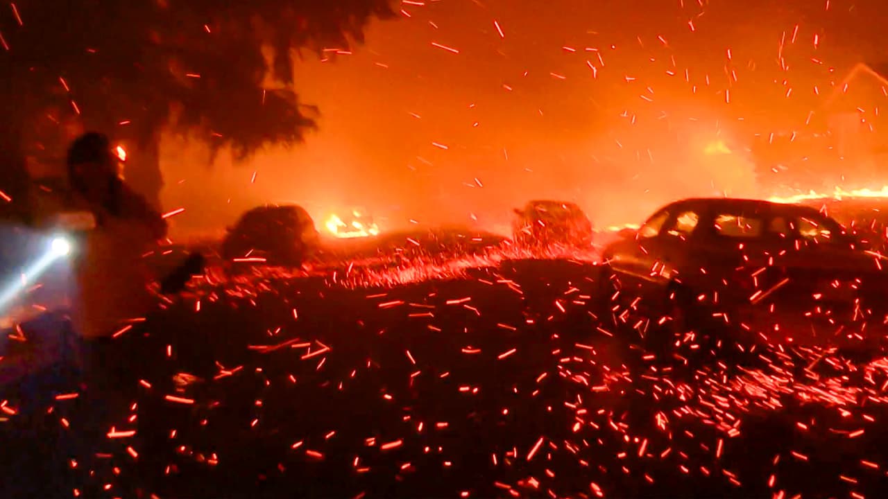 El Eaton Fire estalló en las colinas de Altadena, California, a eso de las 6:15 pm el martes 7 de enero y 
<b><a href="https://www.univision.com/local/los-angeles-kmex/incendios-los-angeles-180-000-evacuados-5-muertos-danos-fotos" target="_blank">en pocas horas ganó fuerza y superó la capacidad de bomberos.</a></b> Hasta el lunes 13 de enero las llamas habían quemado más de 14,000 acres y habían cobrado la vida de al menos 16 personas.