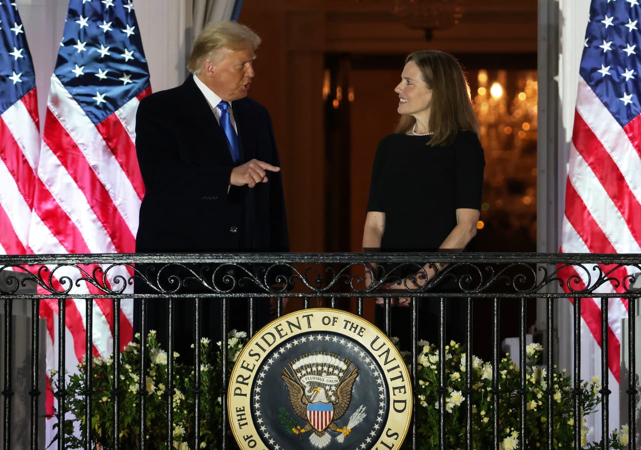 Barrett conversa con el presidente, quien la nominó tras la muerte de la jueza Ruth Bader Ginsburg a apenas semanas de las elecciones del 3 de noviembre.