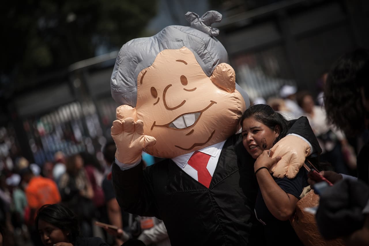Afuera del estadio, una botarga caricaturizada del candidato izquierdista posaba para las cámaras de las personas que pedían fotografiarse con él.