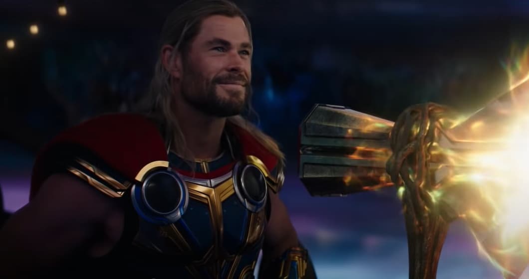 <b>Chris Hemsworth</b>
<br>El protagonista y avenger Thor regresa para su cuarta película en solitario, la cual promete ser un viaje de autodescubrimiento para el personaje después de perder su hogar Asgard, a su hermano Loki y dejarle el liderazgo de su gente a Valkyrie.