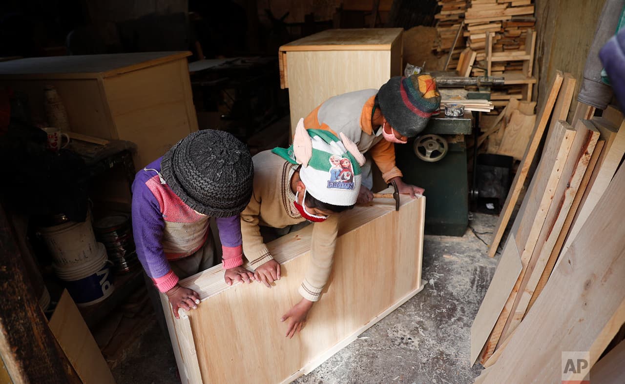 Tres de los niños Delgado (a la derecha), Yuri, 11, Wendi, 9 y Alison, 8, hacen un cajón en el taller de carpintería familiar. En un país
<b> donde el empleo informal constituye el 70% de la economía, el cierre de escuelas debido a la nueva pandemia de coronavirus pone a trabajar a más niños</b> como los Delgado. “Estoy frustrado por no poder ir a la escuela”, dice Jonathan, el hijo mayor de 14 años.