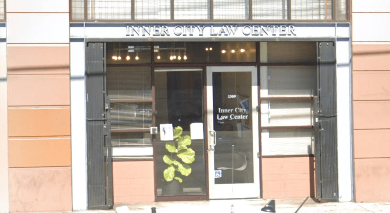 <b>Inner City Law Center:</b> (Downtown/Metro)
<br>Para casos de desalojos y otros temas legales. Envía un correo electrónico a evictions@innercitylaw.org para recibir una respuesta dentro de dos días hábiles. Si no tiene correo electrónico, llame al (213) 891-2880 y marca 0 para dejar un mensaje de voz.