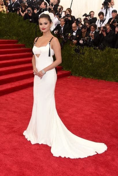 A pesar de que Selena Gómez ha sido criticada últimamente por su peso, la artista lució impecable con este vestido de Vera Wang y las orquídeas en su peinado.