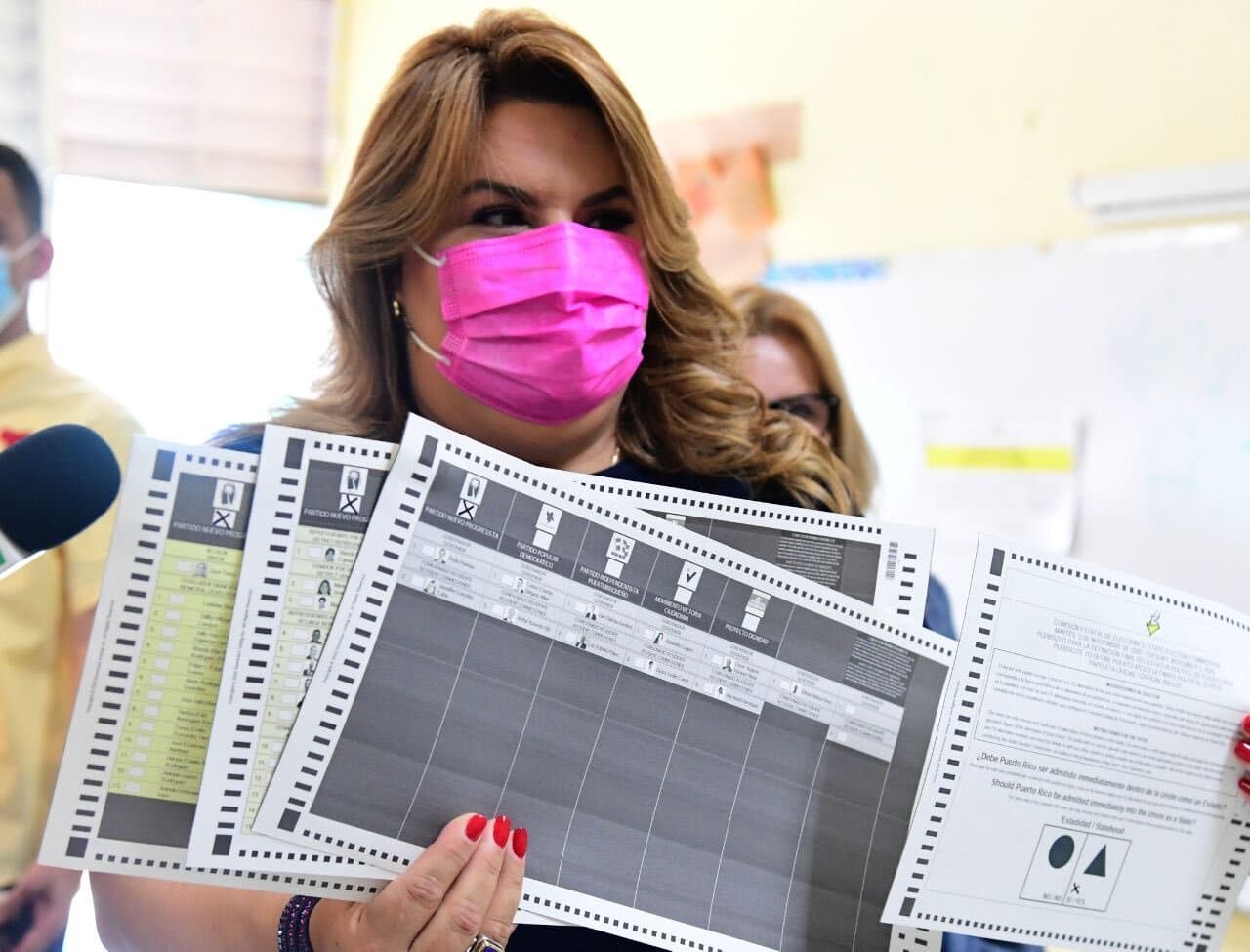 La candidata a la comisaría residente en Washington del 
<a href="https://www.univision.com/temas/partido-nuevo-progresista-pnp">Partido Nuevo Progresista (PNP)</a>, 
<b>Jenniffer González Colón</b>, votó hoy en una escuela de Carolina, íntegro en las tres papeletas y votó a favor de la estadidad en la boleta del plebiscito.