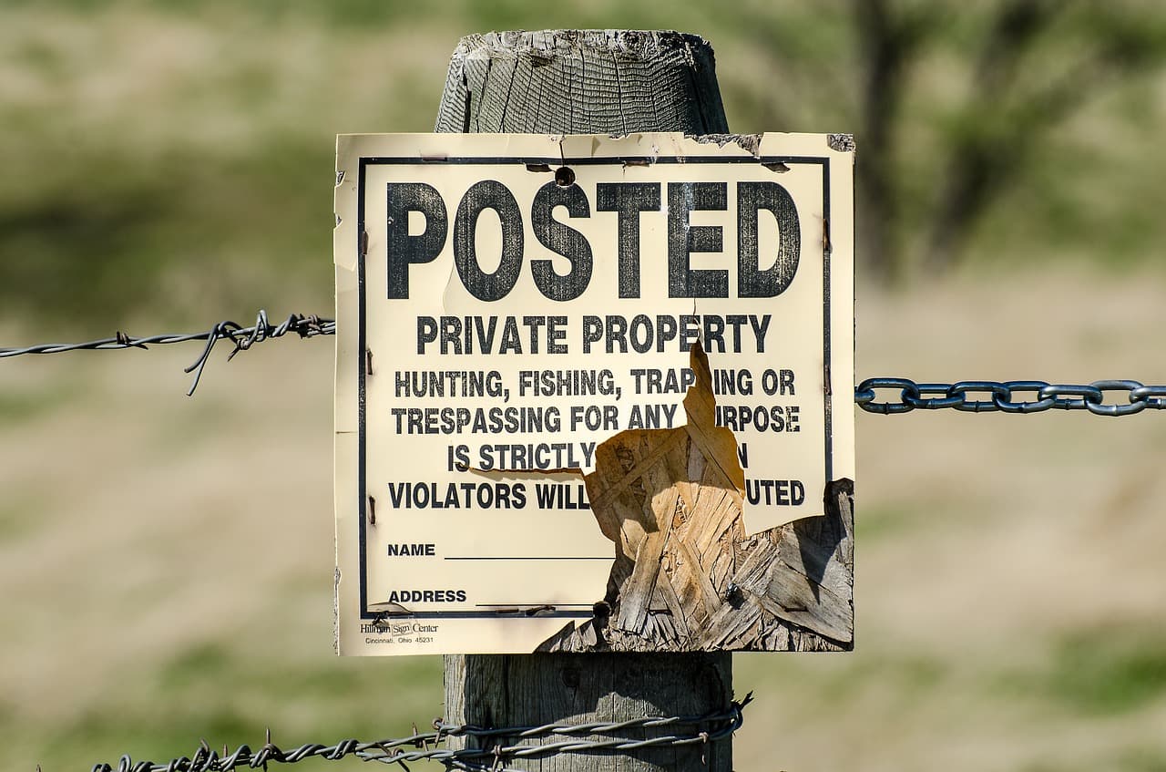 La Sección 9 del Código Penal de Texas proporciona justificaciones legales para el uso de la fuerza en un conjunto limitado de circunstancias cuando una 
<b>persona no tiene la obligación de retirarse</b>. Por ejemplo, un propietario en su casa no tiene el deber de retirarse y puede usar fuerza letal para protegerse contra un intruso armado.