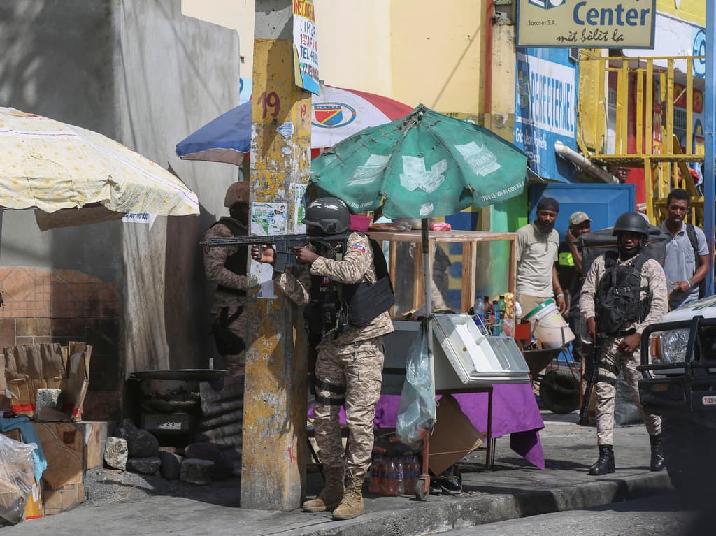 Policías y soldados desenfundan sus armas en plena vía pública (AP Photo/Odelyn Joseph)