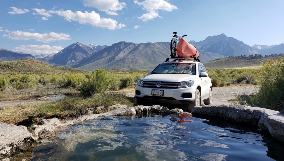 <b><a href="https://goo.gl/maps/ge5K3jL3mrZxTMTq6" target="_blank">Rock Tub Hot Springs,</a> </b>también localizada en el este de la Sierra, al sur de Mammoth Lakes suele ser muy concurrida en época de verano. El agua fluye desde la fuente, un pantano fangoso, ubicado a unos 400 pies de distancia, y cae en la piscina. 
<b>Puedes acceder a ellas por la carretera 395 y no tiene costo de ingreso.</b>