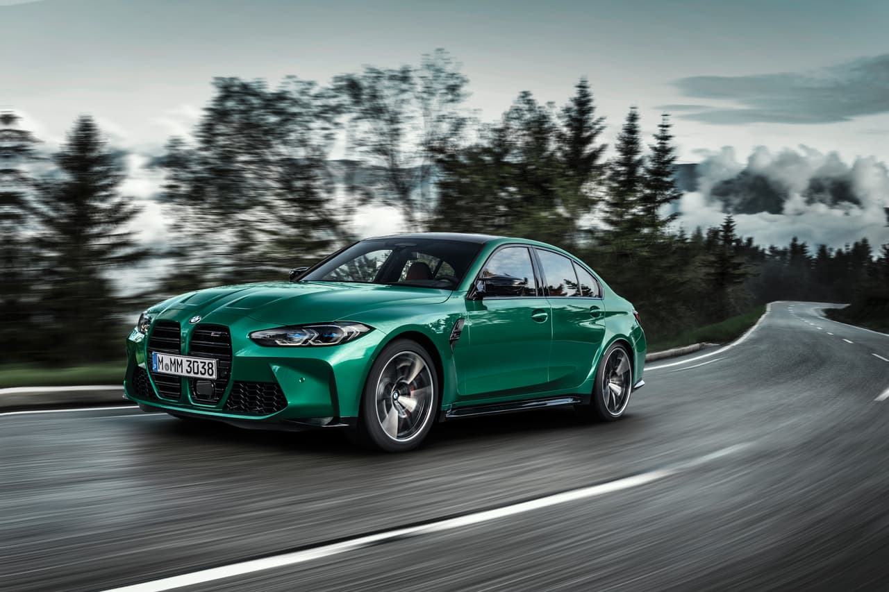 En una época en que cada vez son más populares las transmisiones automáticas, BMW también incorpora en el M3 una transmisión manual de 6 velocidades, encargada de enviar la potencia a las ruedas traseras.