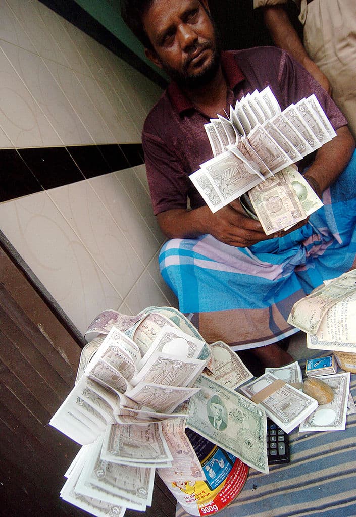 <b>Posición 7: Bangladesh</b>. De acuerdo con el reporte del Banco Mundial, el país del sureste de Asia recibió 
<b>$22,000 millones en remesas en 2020</b>. Otro de los factores que incrementaron el flujo de dinero fue la 
<b>transición del dinero en efectivo al dinero digital</b> y de los canales informales a los formales