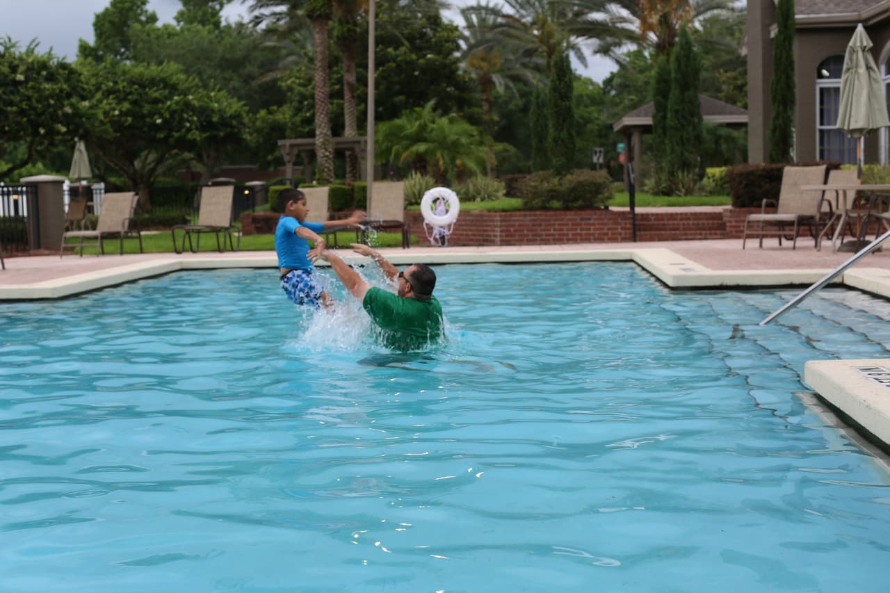 Los fines de semana van a la piscina con Jason, a quien le encanta nadar y sumergirse. Muchas de sus terapias son en el agua, allí se estira y se desestresa. "Trabajo como maestro de educación física en una escuela de niños que no tienen necesidades especiales y que tienen la edad de mi hijo. Es muy doloroso", dice su papá.