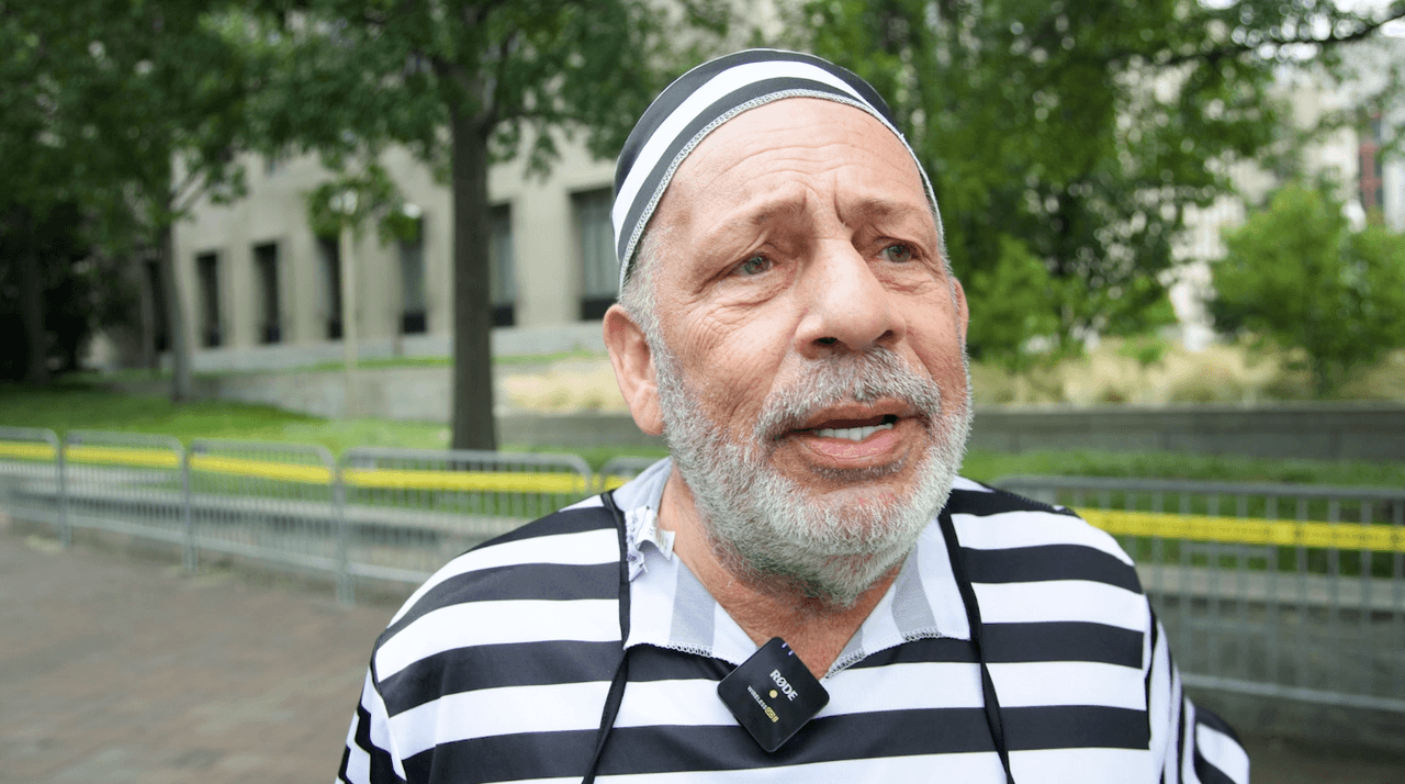 A las afueras del tribunal federal del Distrito de Columbia se concentraron manifestantes a favor y en contra de la tercera acusación criminal que enfrenta el expresidente, uno de ellos fue Dominic Santana, un cubano de 61 años que ha estado presente en cada una de las comparecencias.