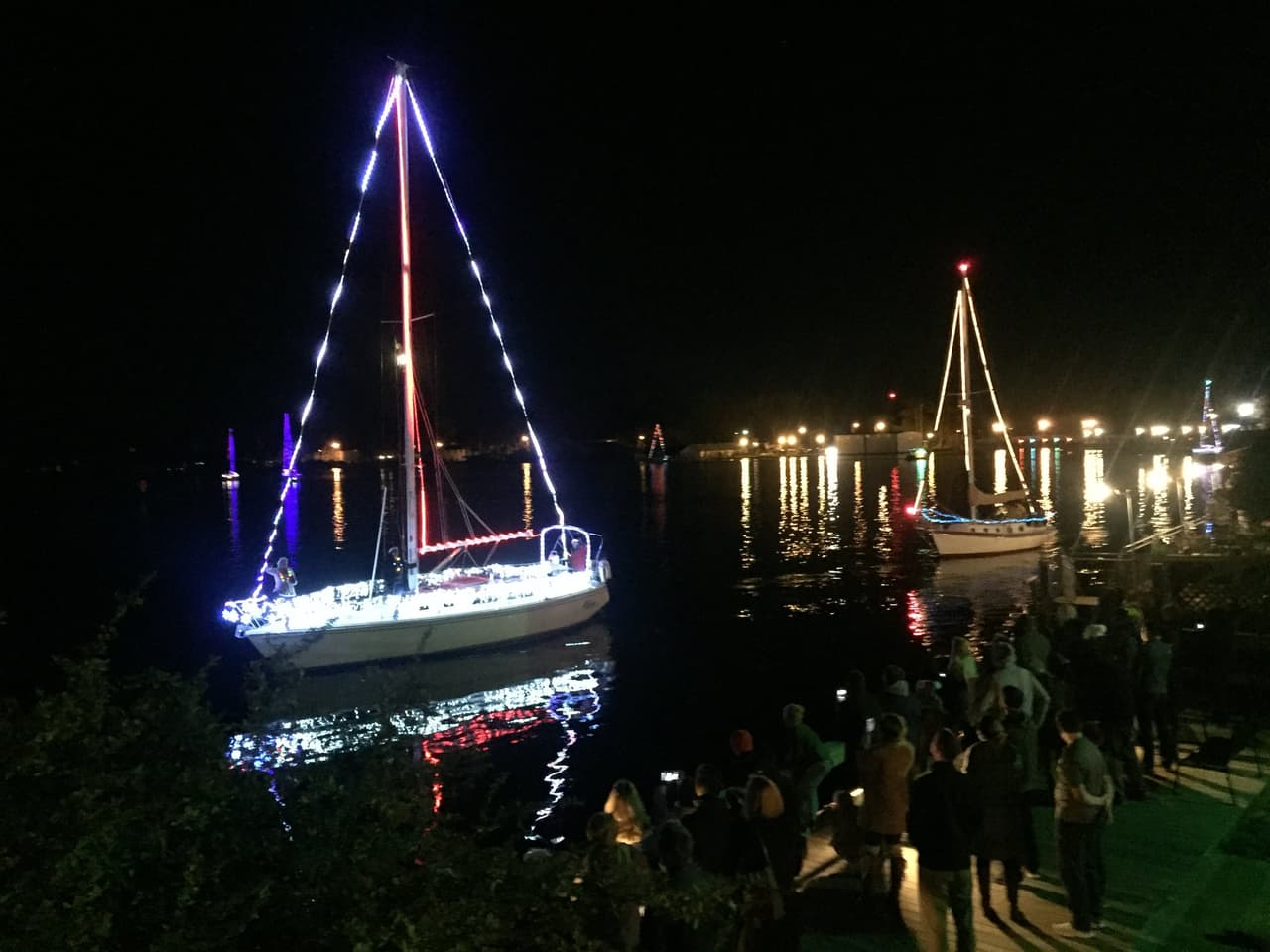 <b>Elizabeth City </b>
<br>
<b>Sitio web</b>: 
<a href="https://visitelizabethcity.com/Christmas">https://visitelizabethcity.com/Christmas</a> 
<br>
<b><a href="https://maps.app.goo.gl/5G7HwCaL9zAjv7qR6">Cómo llegar</a> </b>
<br>
<br>La temporada se enciente, literalmente, con desfiles de botes iluminados, exhibiciones de arte, música navideña, diversión para niños, compras de artesanías y el festival Hot Cocoa Crawl anual. Las tiendas y restaurantes en el centro te mantendrán ocupado con todo el espíritu navideño.