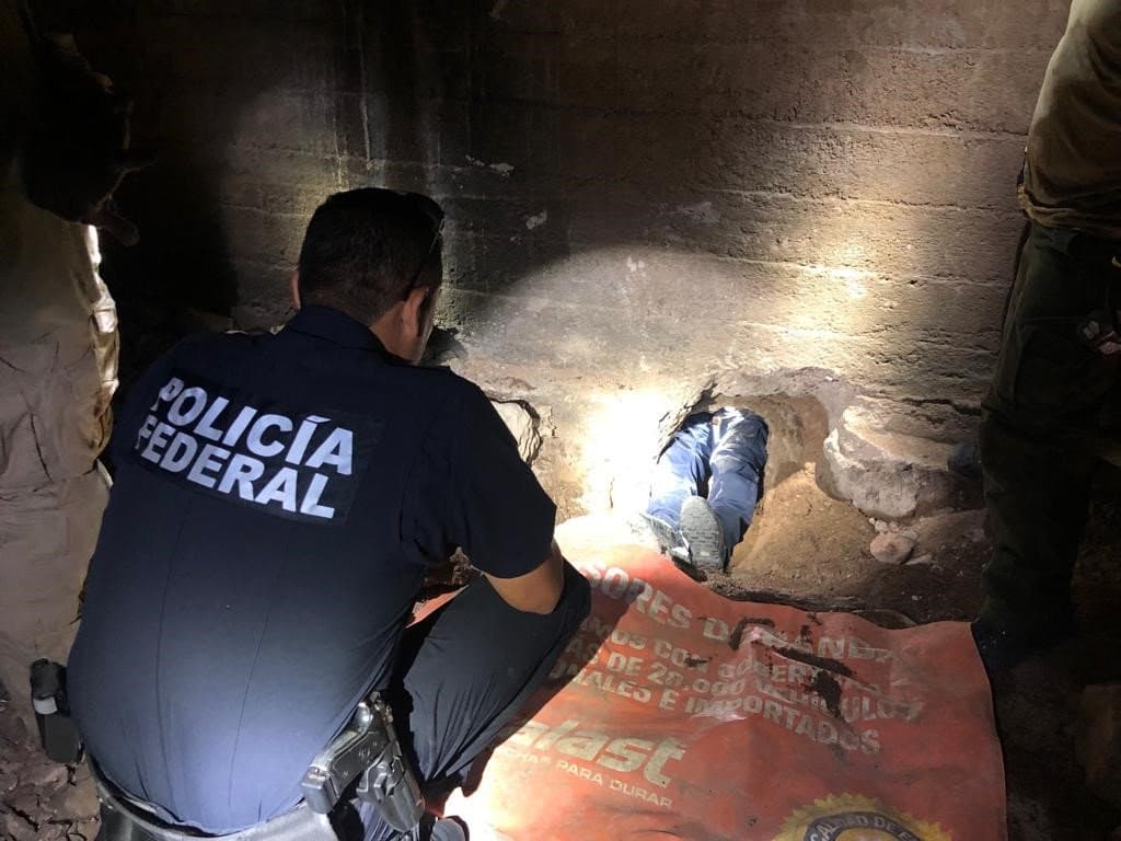 Este túnel se construía por debajo de un estacionamiento en Nogales y estaba solo a 68 metros (75 yardas) de la garita fronteriza DeConcini Crossing.