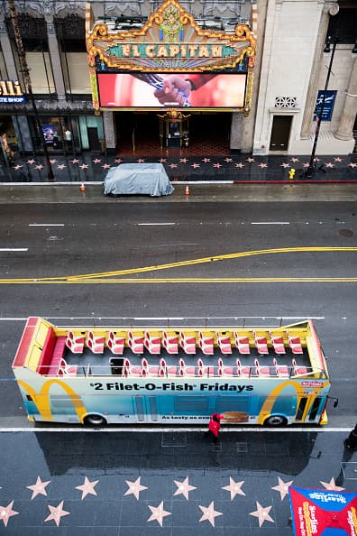 Está visual aérea muestra a un autobús de turistas completamente vacío y la entrada el famoso teatro El Capitán, bloqueada. Todo por la medida del distanciamiento social, "Más seguros en casa" que limita a las personas a salir solo por comida, medicinas y aquellos empleos esenciales.
<br>
