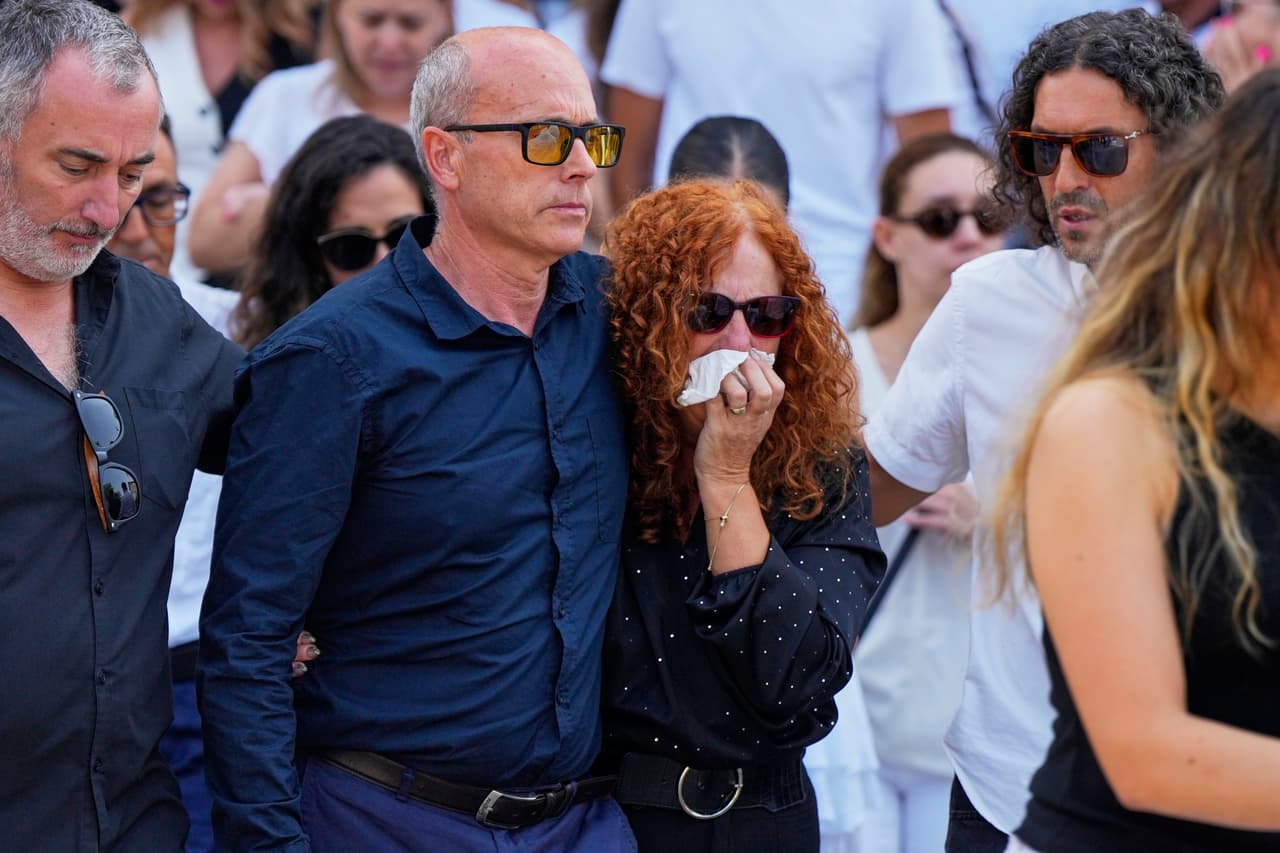 Los padres de Diogo Jota, Joaquim e Isabel, reaccionan junto al ataúd de sus hijos, durante su funeral en Gondomar, cerca de Oporto, Portugal, el sábado 5 de julio de 2025.