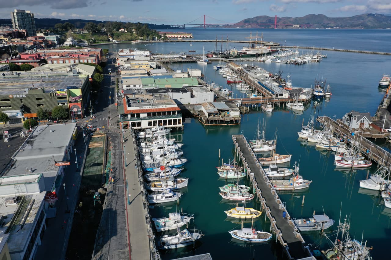 <b>Herencia culinaria. </b>Algunos restaurantes como Pompeya y Alioto's, en Fisherman's Wharf, acumulan tres generaciones familiares de experiencia. Cerca del Pier 45 hay una 
<a href="https://es.wikipedia.org/wiki/Capilla">capilla</a> en memoria de los "pescadores perdidos" de San Francisco y del Norte de California.