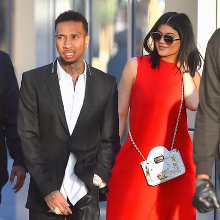 La revista Quién informó que en septiembre de 2015, Kylie Jenner y Tyga confirmaron su relación, misma que fue destapada luego de que Kylie cumpliera la mayoría de edad.