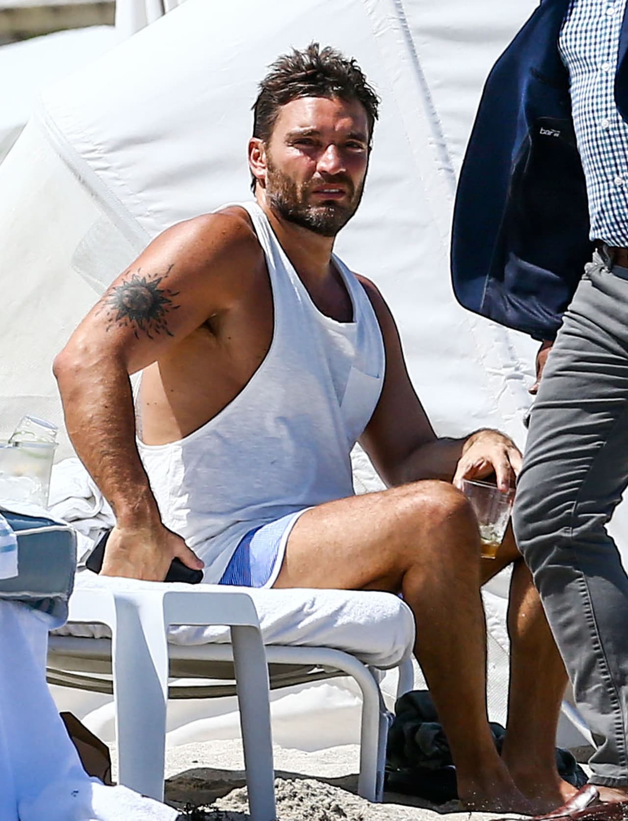 La sonrisa de Julián Gil se esfumó cuando detectó la presencia de paparazzis.