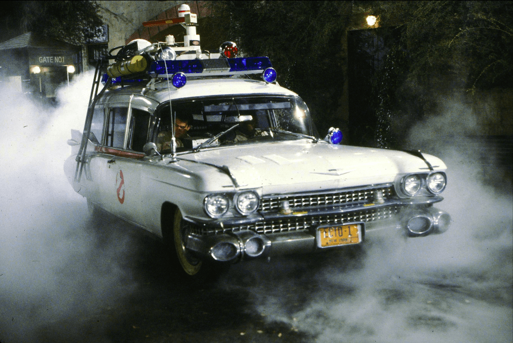 <h3 class="cms-h3-H3"><b>Ghostbusters (1984)</b></h3>
<br>
<b>ECTO-1 </b>era el nombre de la vistoso vehículo que llevaba a los cazadores de fantasmas por las caóticas calles del Nueva York de 1984. En realidad se trataba de una 
<b>ambulancia Cadillac de 1959</b> altamente modificada para lucir apta para las labores de atrapar entidades del más allá.