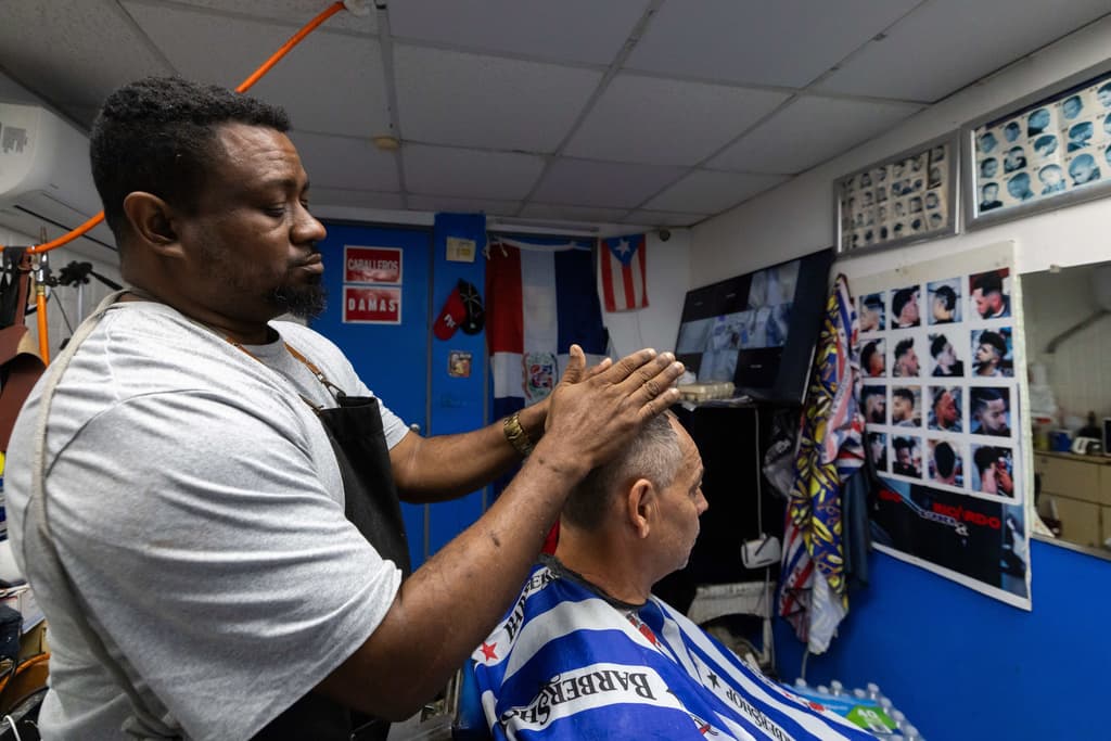 <b>Testimonios personales de inmigrantes detenidos</b>: Los relatos de personas arrestadas, como “El pescador”, evidencian las dificultades que enfrentan los migrantes al ser separados de sus familias y enviados a centros de detención en los EE. UU.