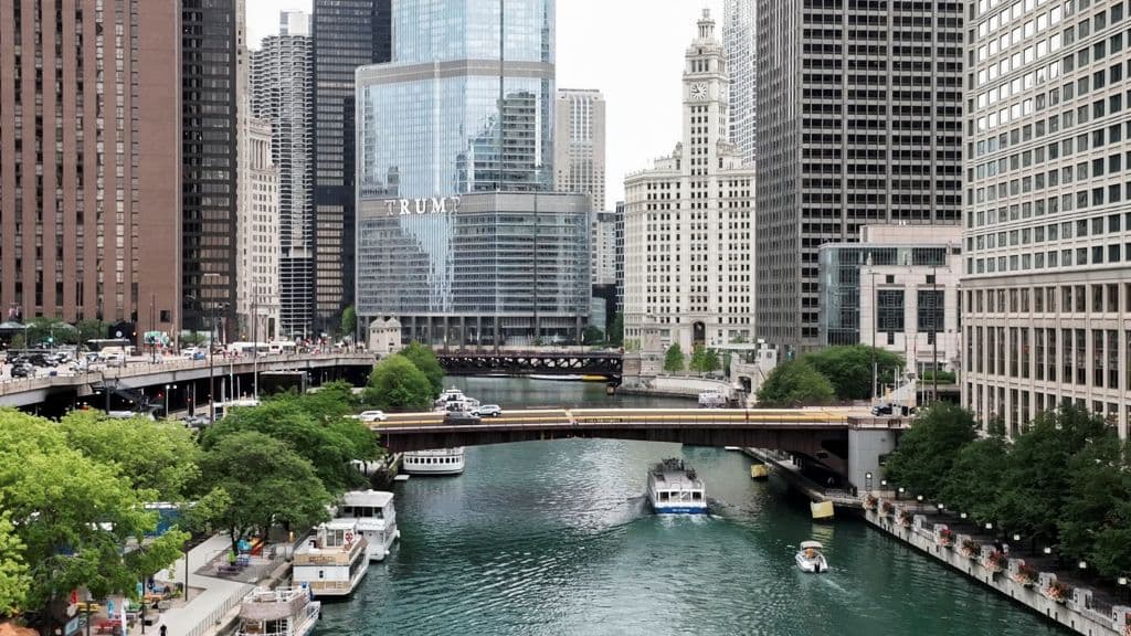 <b>Chicago, Illinois</b>, clasificada como una ciudad interior, es una de las metrópolis más grandes de EEUU (junto con L.A. y N.Y.) que enfrenta un hundimiento significativo. 
<br>
<br>La ciudad tiene un hundimiento promedio ponderado por área superior a 2 mm por año, y cerca del 98% de su área total está experimentando descenso en el terreno. Además, al menos el 10% del área de Chicago se hunde a una tasa superior a 3 mm por año. El GIA es un factor dominante, que se acelera por la actividad humana e impulsa la pérdida de elevación regional en Chicago.