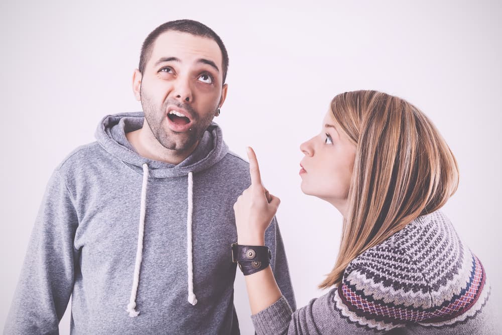 Latente, sin embargo, está la actitud “espanta amores” cuando en el afán de buscar la perfección te vuelves obsesivo y empiezas a encontrar faltas en todo, no dejando que tu pareja se expansione ni haga las cosas a su manera porque consideras que las tuyas son las mejores. La pareja termina por sentirse agobiada y teme a la iniciativa para escapar de la crítica constante.