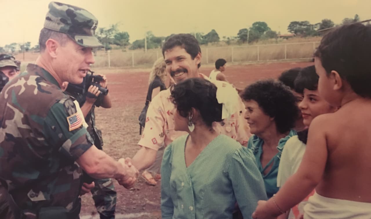 Con Noriega en prisión en Estados Unidos, y un nuevo presidente elegido por la vía democrática, Guillermo Endara, ya instalado en Panamá, las tropas estadounidenses bajo en mando del general Cisneros (izquierda en la foto) se enfocaron en la reconstrucción y el proceso de "construcción de la nación".