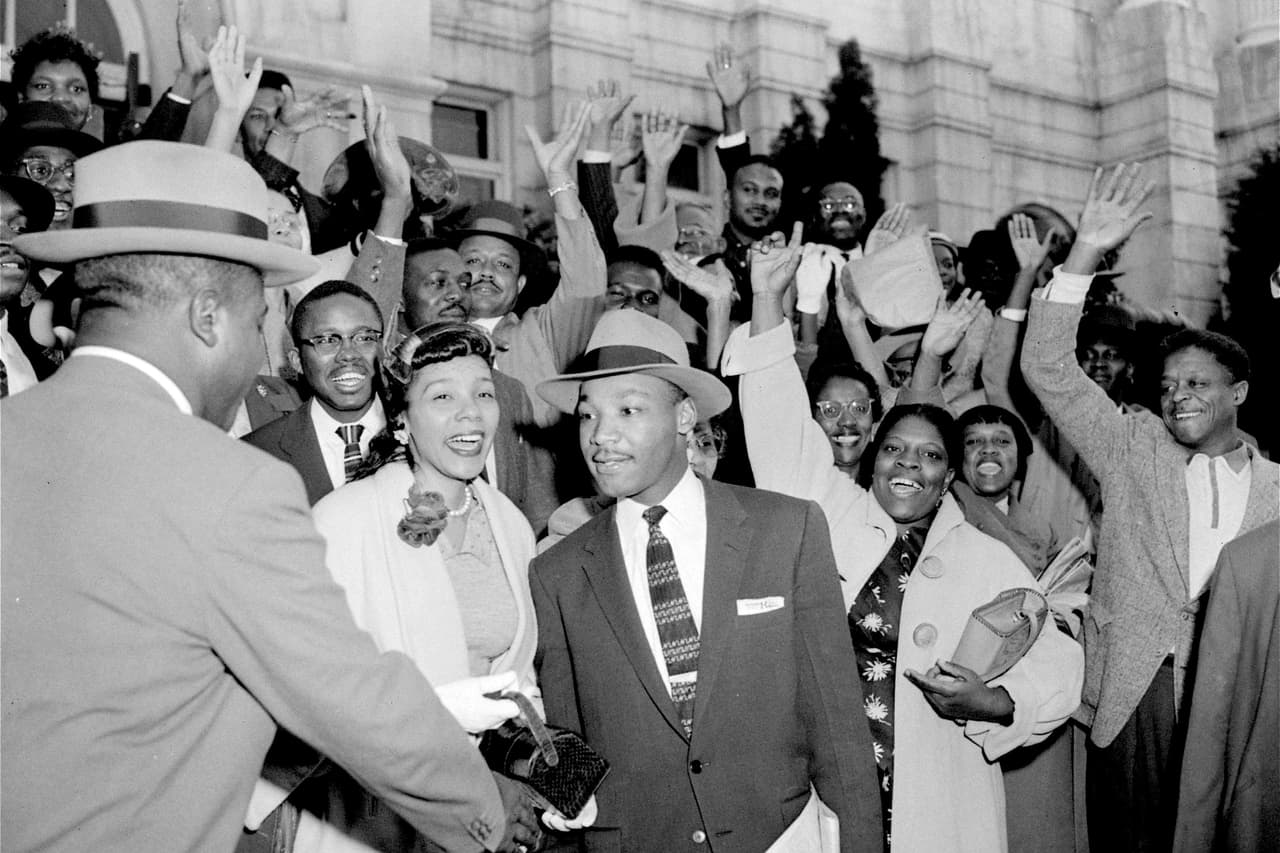 <b>Boicot de buses en Montgomery (Alabama, 1955)</b>
<br>
<br>A mediados del siglo XX el sur de Estados Unidos sufría una segregación racial legalizada, aunque la esclavitud había sido abolida casi un siglo antes. A finales de 1955 fue arrestada una mujer negra, Rosa Parks, por negarse a ceder un puesto a un hombre blanco en un autobús. 
<br>
<br>King, de 25 años y recién ordenado pastor de la Iglesia Bautista, organizó un boicot a los autobuses apoyado masivamente por la comunidad afroestadounidense de la ciudad. 
<br>
<br>Luego de un año de conflictos la Corte Suprema declaró ilegal la segregación en los autobuses, restaurantes, escuelas y otros lugares públicos.
<br>
<br>Martin Luther King Jr nació el 15 de enero de 1929 en Atlanta, Georgia. Desde 1983 se considera el tercer lunes de enero un día feriado federal.
<br>